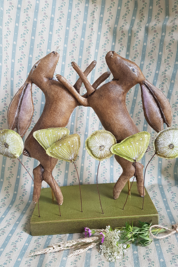 'Boxing Hares' soft sculpture. Sculpture molle "Lièvres de boxe".